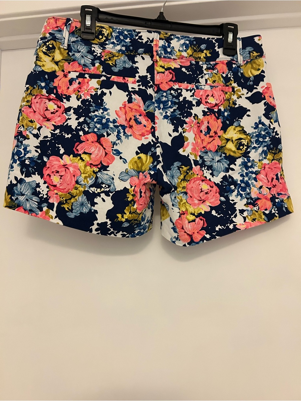 Isaac Mizrahi Floral Print Women’s Shorts - Navy, Pink & Yellow Size 10 - Picture 3 of 4